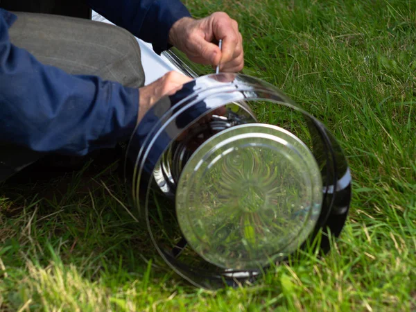 Saptırıcıyı ısıtma borusuna yerleştiriyorum. Sandviç piposu. İnşaat. Eller çerçevede.