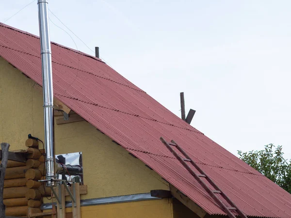 Eğri büğrü kurulmuş sandviç boruları. Bir inşaat sahasında evlilik. yüksek kalite iş değil.