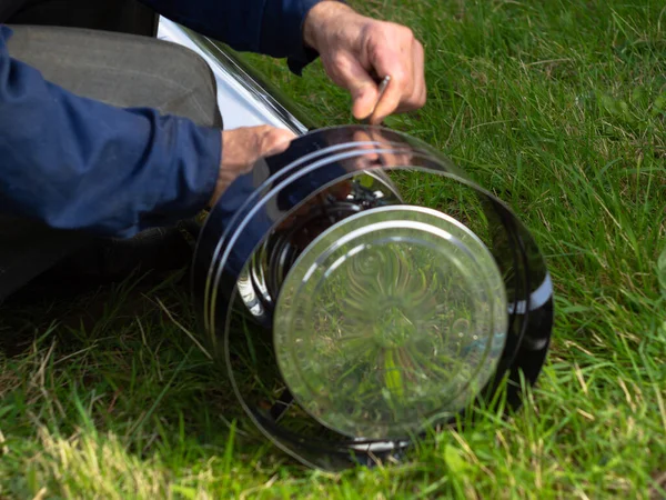 Saptırıcıyı ısıtma borusuna yerleştiriyorum. Sandviç piposu. İnşaat. Eller çerçevede.