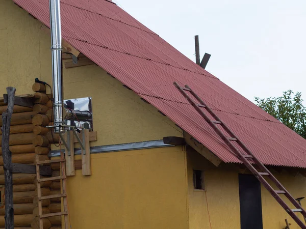 Eğri büğrü kurulmuş sandviç boruları. Bir inşaat sahasında evlilik. yüksek kalite iş değil.