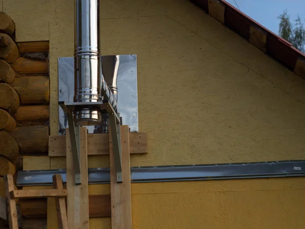 Eğri büğrü kurulmuş sandviç boruları. Bir inşaat sahasında evlilik. yüksek kalite iş değil.