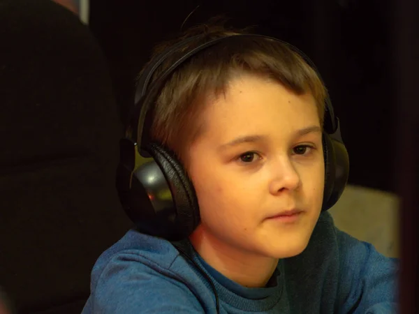 Bilgisayarın başındaki kulaklıklı çocuk. Online çalışma. Dersleri dinliyor. eğitim.