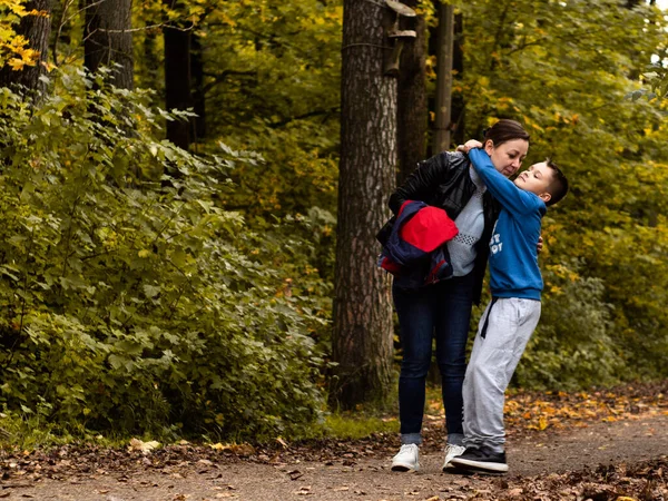 Hijo Abraza Madre Para Paseo Parque Follaje Amarillo Otoño Amor —  Fotos de Stock