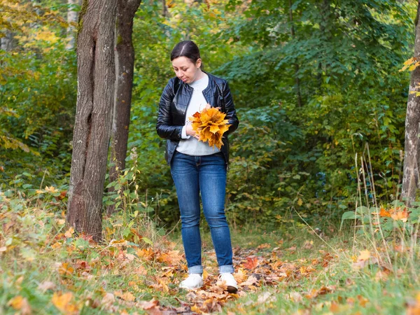 Eine Junge Frau Lederjacke Sammelt Bunte Blätter Einem Herbstlichen Park — Stockfoto