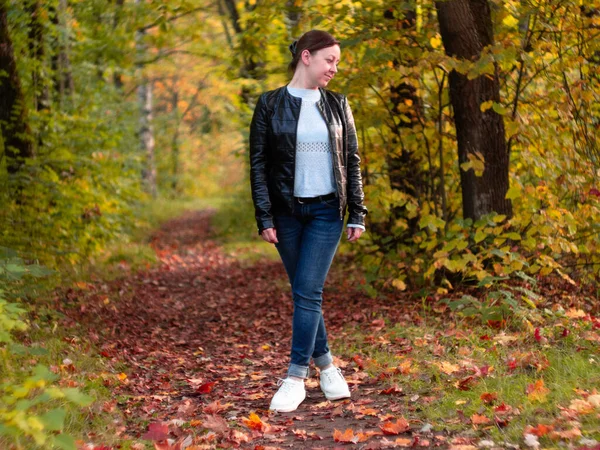 Autumn Park Deri Ceketli Hoş Bir Kadın Güzel Park Sokağı — Stok fotoğraf