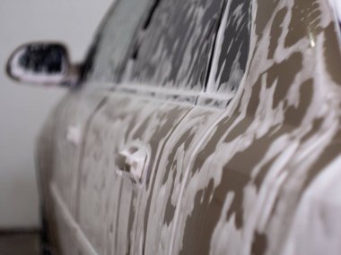 Araba şampuanından köpüklü makine. Otomobil yıkama. Damlayan köpük..