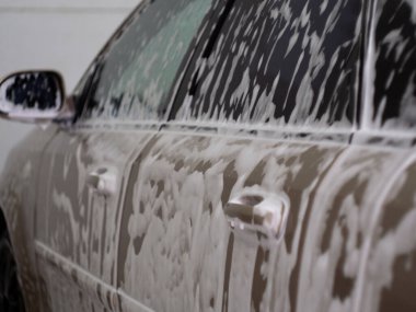 Araba şampuanından köpüklü makine. Otomobil yıkama. Damlayan köpük..