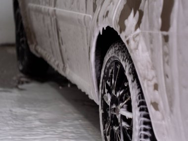 Araba şampuanından köpüklü makine. Otomobil yıkama. Damlayan köpük..