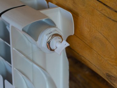 Radyatörde hava deliği var. Özel bir evin ısıtılması.