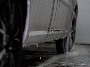 Araba köpüklü araba şampuanı. Otomobil yıkama. Köpüklü siyah diskler..