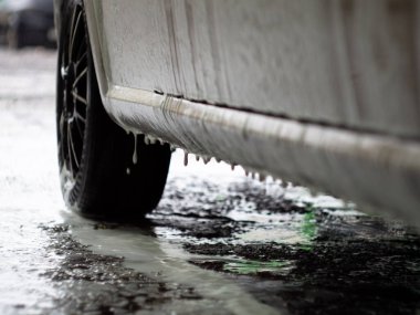 Araba köpüklü araba şampuanı. Otomobil yıkama. Köpüklü siyah diskler..