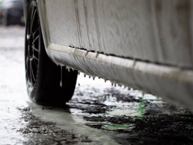 Araba köpüklü araba şampuanı. Otomobil yıkama. Köpüklü siyah diskler..