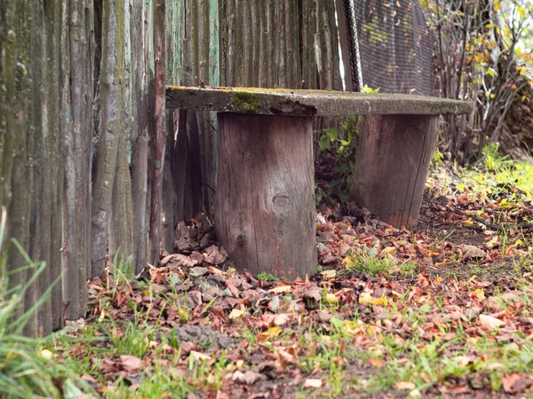 Viejo Banco Madera Por Cerca Follaje Otoño Naturaleza Otoño Fuera —  Fotos de Stock