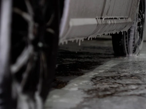 Araba köpüklü araba şampuanı. Otomobil yıkama. Köpüklü siyah diskler..