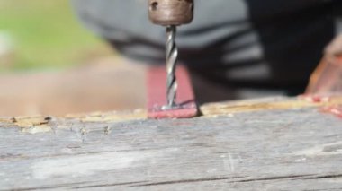 Elektrikli matkapla metalde delik açmak. Chuck 'ta matkap ucu. metal işçiliği.