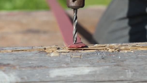 Bohren von Löchern in Metall mit einem elektrischen Bohrer. Bohrer in die Chuck. Metallarbeiten. — Stockvideo