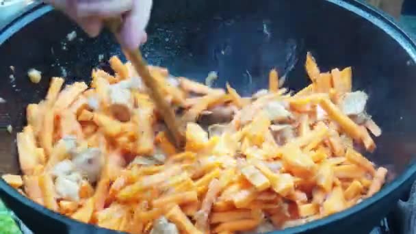 Főzés Kazanyban. sült hús sárgarépával és hagymával. Pilaf elkészítése — Stock videók