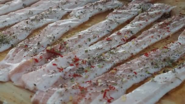 Baharatlı taze pastırma. Tahtada domuz pastırması — Stok video