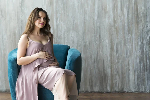 Una Joven Embarazada Con Vestido Morado Sentada Una Silla Fondo — Foto de Stock