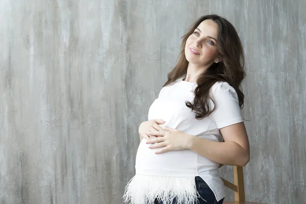 Chica Embarazada Sobre Fondo Gris Camiseta Blanca — Foto de Stock