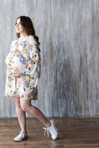 Chica Embarazada Vestido Sobre Fondo Pared Gris Studio — Foto de Stock