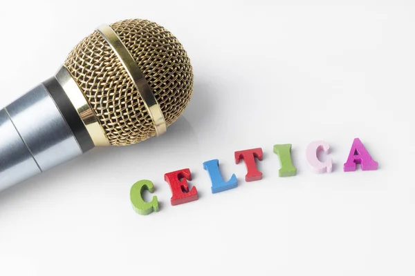 Beyaz Arka Plan Yakın Çekim Celtic Tarz Üzerinde Mikrofon — Stok fotoğraf