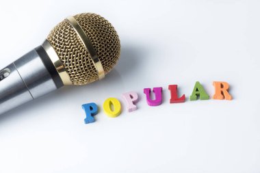 Beyaz arka plan, yakın çekim, popüler tür üzerinde mikrofon.