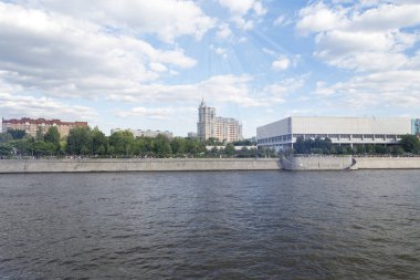 Waterfront yakınındaki bina. Moskova Nehri gün güneşli yaz.