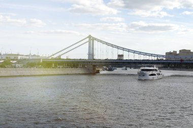 Moskova, Rusya - Bolshoy Moskvoretsky Köprüsü. Park Zaryadye Moskova Nehri üzerinde yüzen Köprüsü'nden Moskova yaz şehir manzarası.