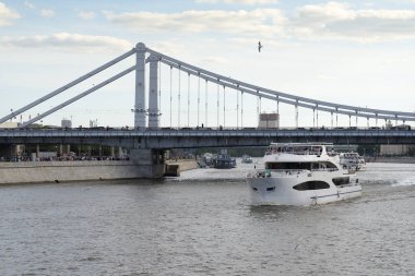 Moskova, Rusya - Bolshoy Moskvoretsky Köprüsü. Park Zaryadye Moskova Nehri üzerinde yüzen Köprüsü'nden Moskova yaz şehir manzarası.