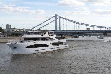 Moskova, Rusya - Bolshoy Moskvoretsky Köprüsü. Park Zaryadye Moskova Nehri üzerinde yüzen Köprüsü'nden Moskova yaz şehir manzarası.