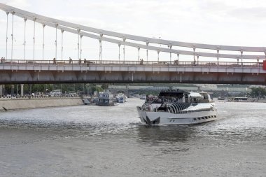 Moskova, Rusya - Bolshoy Moskvoretsky Köprüsü. Park Zaryadye Moskova Nehri üzerinde yüzen Köprüsü'nden Moskova yaz şehir manzarası.