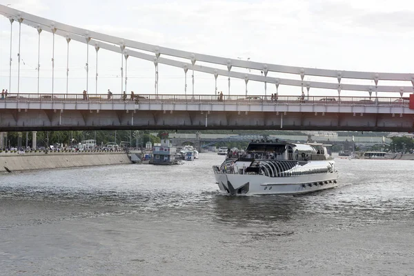 Москва Россия Большой Москворецкий Мост Летний Городской Пейзаж Москвы Плавучего — стоковое фото