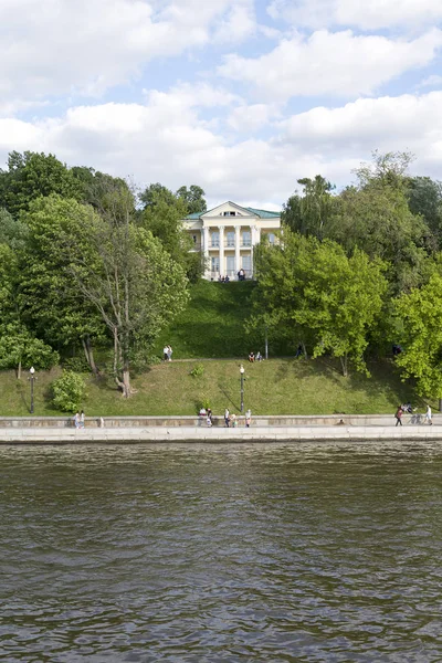 Mensen Lopen Langs Dijk Langs Moskou Rivier Een Zonnige Zomerdag — Stockfoto