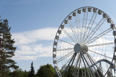 Mavi gökyüzü arka plan büyük dönme yakın çekim. Şehir Petersburg St eğlence parkı Divo Ostrov.