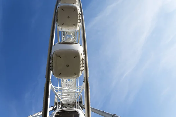 Grande Roue Ferris Sur Fond Bleu Ciel Gros Plan Ville — Photo