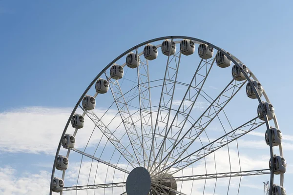 Grande Roue Ferris Sur Fond Bleu Ciel Gros Plan Ville — Photo