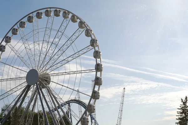 Gran Rueda Fortuna Sobre Fondo Cielo Azul Primer Plano Ciudad —  Fotos de Stock