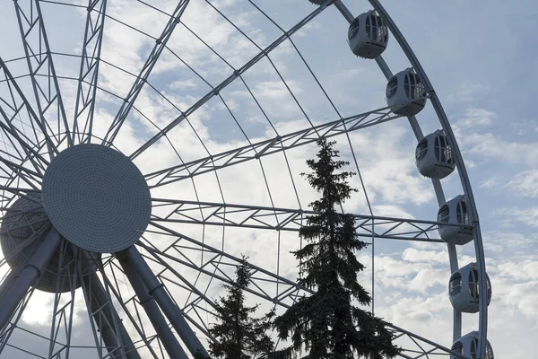 Gran Rueda Fortuna Sobre Fondo Cielo Azul Primer Plano Ciudad —  Fotos de Stock