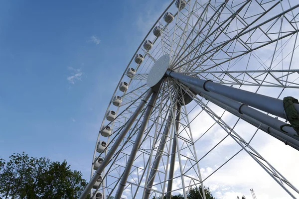 Grande Roue Ferris Sur Fond Bleu Ciel Gros Plan Ville — Photo