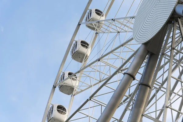 Grande Roue Ferris Sur Fond Bleu Ciel Gros Plan Ville — Photo
