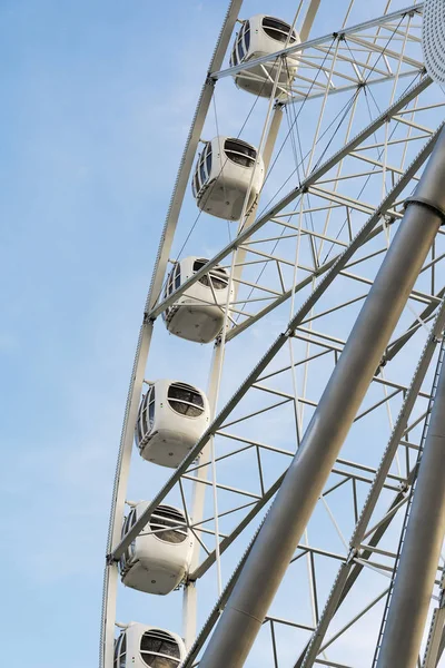 Grande Roue Ferris Sur Fond Bleu Ciel Gros Plan Ville — Photo