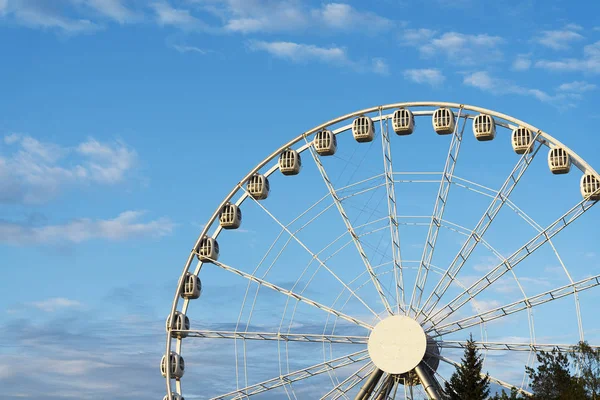 Kék Háttér Nagy Óriáskerék Közelről Város Petersburg Amusement Park Divo — Stock Fotó