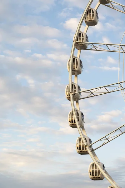 Grande Roue Ferris Sur Fond Bleu Ciel Gros Plan Ville — Photo