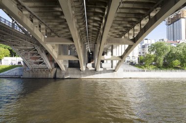 Moskova Nehri aşağıdan köprü görünümünü gün güneşli yaz.