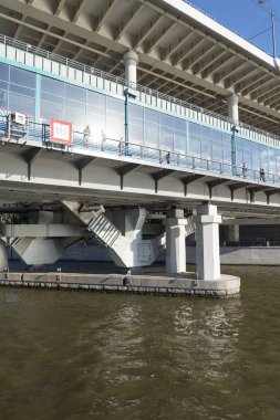 Moskova Nehri aşağıdan köprü görünümünü gün güneşli yaz.