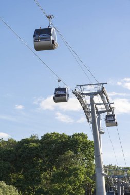 Teleferik Moskova Nehri üzerinde geçer, Vorobyovy Gory-Luzhniki Stadı nda gözlem güverte bağlanır