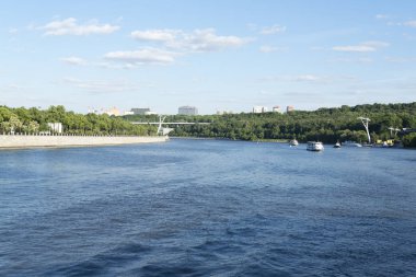 Teleferik Moskova Nehri üzerinde geçer, Vorobyovy Gory-Luzhniki Stadı nda gözlem güverte bağlanır