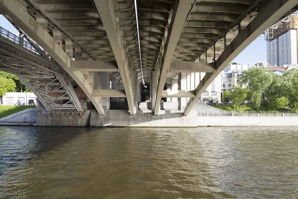 Moskova Nehri aşağıdan köprü görünümünü gün güneşli yaz.