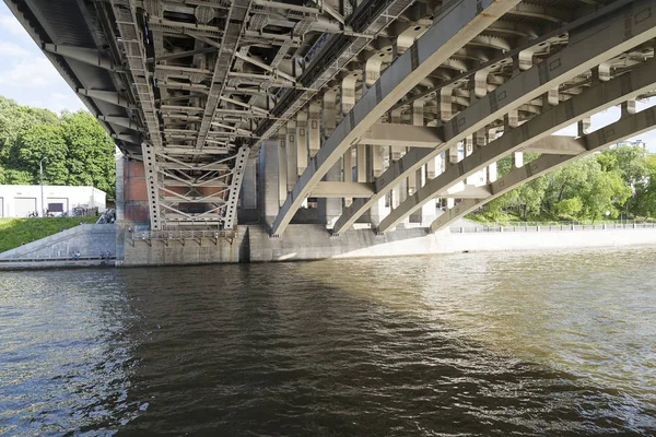 Moskova Nehri aşağıdan köprü görünümünü gün güneşli yaz.
